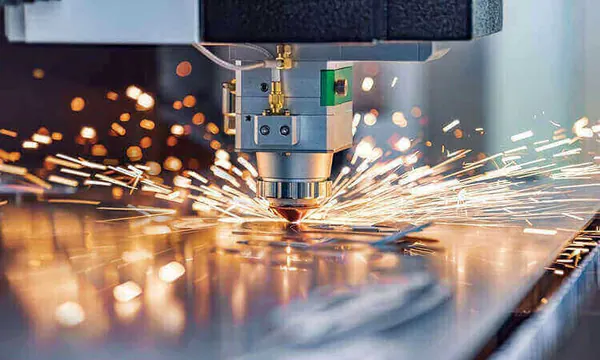 Corte a laser de um componente metálico na fábrica