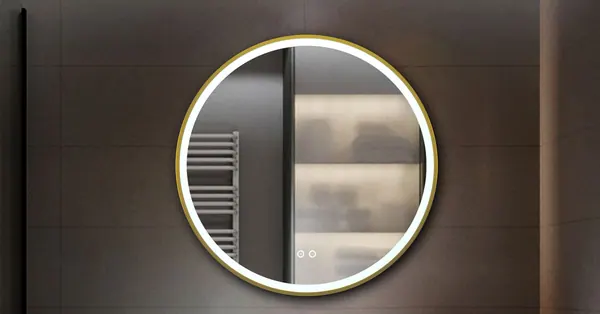 Espelho redondo Keliss retroiluminado numa casa de banho escura