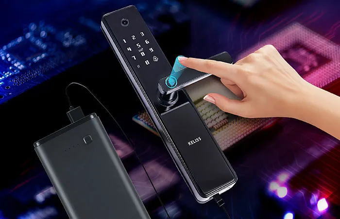 Bateria portátil ligada a uma fechadura inteligente enquanto um dedo toca no leitor de impressões digitais