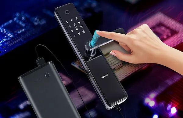 Bateria externa ligada à porta USB-C de uma fechadura inteligente